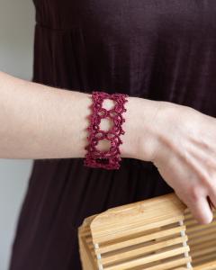Photo de l'article Rouge grenat (L) – Bracelet en dentelle motif ajouré