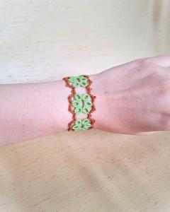 Photo de l'article Brun cigare & vert printemps – Bracelet en dentelle motif floral
