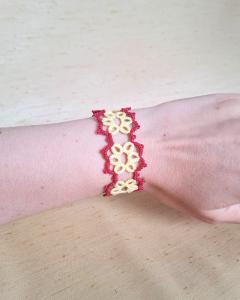Photo de l'article Rose framboise & jaune soufre – Bracelet en dentelle motif floral