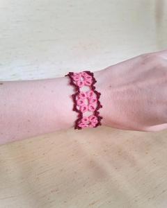 Photo de l'article Rouge vin & fard à joue rose – Bracelet en dentelle motif floral