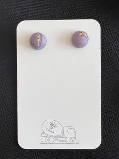 Boucles d’oreilles lilas en béton artisanal – idée cadeau minimaliste et originale / Handgemaakte betonnen oorbellen in lila – origineel en stijlvol cadeau / Handmade lilac concrete stud earrings – minimalist and unique gift idea