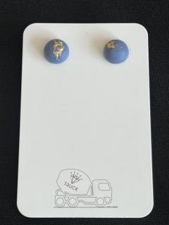 Boucles béton bleu foncé – bijoux modernes fait main à petit prix / Donkerblauwe beton oorbellen – lokaal & betaalbaar / Dark blue concrete studs – handmade budget-friendly gift