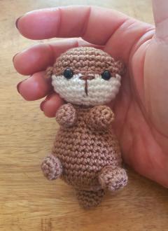 Doudou loutre fait main au crochet – parfait pour bébé ou adulte fan d’animaux / Handgemaakte otter knuffel – voor kind of dierenvriend / Hand-crocheted otter plush – perfect for kids or animal lovers