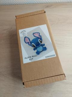 Kit crochet alien bleu à faire soi-même – cadeau créatif original pour enfant ou adulte fan d’aliens / Haakpakket blauwe alien – DIY creatief cadeau voor kinderen of geeks / DIY crochet kit blue alien – original handmade gift idea for kids, teens or craft lovers