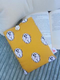 Pochette fille motif visages – design pop et coloré pour jeunes lectrices / Meisjesboekhoes met gezichtjes – kleurrijk popdesign / Girl's book pouch with face print – colorful and fun design