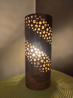 Photo de l'article Lampe à poser en bois de noyer – Design artisanal et chaleureux
