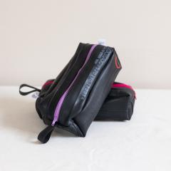 Trousse zippée noire et parme – accessoire upcyclé et tendance / Zwarte et paarse etui – duurzaam en stijlvol cadeau / Black and purple zipped pouch – trendy and eco-responsible gift