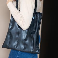 Tote bag artisanal en chambre à air recyclée – idée cadeau éco responsable et stylée / Handgemaakte totebag uit gerecycleerde binnenband – stijlvol duurzaam cadeau / Upcycled inner tube tote bag – sustainable handmade gift idea with unique style