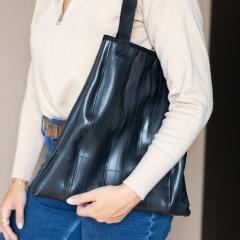 Tote bag artisanal en caoutchouc recyclé – mode responsable pour un look unique / Upcycling tas van binnenband – ideaal voor eco-fashionista’s / Eco-fashion tote bag made from recycled bike tube – perfect conscious gift