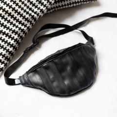 Sac banane noir en chambre à air recyclée – accessoire tendance zéro déchet / Heuptas van gerecycleerde fietsband – origineel circulair cadeau / Upcycled black fanny pack – sustainable and original gift idea