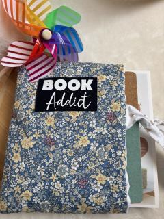 Pochette à livre fleurie "Book Addict" – cadeau fait main pour passionné de lecture / Boekhoesje met bloemen – handgemaakt cadeau voor boekenliefhebber / Floral book pouch "Book Addict" – handmade gift idea for book lovers