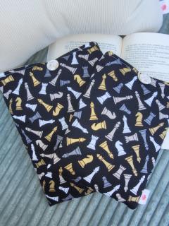 Pochette tablette motif Échec or – tissu noir graphique avec flèches dorées / Tablethoes met Échec or patroon – zwart met gouden pijlen / Tablet pouch with Échec or pattern – black with golden arrows