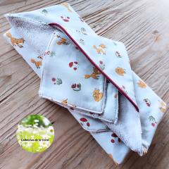 Cape de bain bébé motif renard, éponge douce avec capuche – 2 lingettes réutilisables offertes – cadeau de naissance utile et fait main / Baby badcape met vosjes – zachte spons en kap – inclusief 2 herbruikbare doekjes – ideaal geboortegeschenk / Baby bath cape with fox pattern – soft sponge hooded towel + 2 reusable wipes – practical handmade birth gift