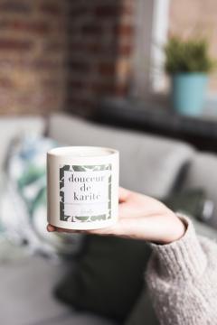Bougie parfumée artisanale douceur de karité Emelle Candles, bougie faite main en Belgique, ambiance cocooning et réconfortante, idée cadeau bien-être locale sur Wimzzi / Ambachtelijke geurkaars met karitézachtheid Emelle Candles, handgemaakt in België, warm en ontspannend geschenk via Wimzzi / Handmade shea butter scented candle by Emelle Candles, Belgian artisanal candle, cozy wellness gift on Wimzzi