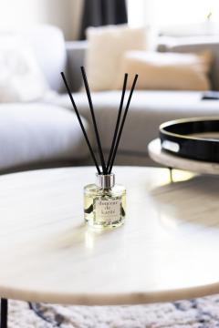 Diffuseur de parfum à bâtonnets douceur de karité Emelle Candles, parfum de Grasse 100 ml aux notes d’été, décoration intérieure élégante et idée cadeau bien-être artisanale sur Wimzzi / Geurstokjes diffuser karitézachtheid Emelle Candles, parfum uit Grasse 100 ml met zomerse noten, stijlvolle woondecoratie en cadeau via Wimzzi / Reed diffuser shea softness Emelle Candles, Grasse fragrance 100 ml with summer notes, elegant home fragrance gift on Wimzzi