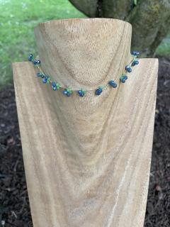 Photo de l'article Blueberry Choker – Collier ras-du-cou crocheté à la main, fil doré & perles à facettes