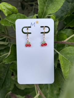 Créoles Cherry par MUSE – Maryse Gits, boucles d’oreilles artisanales faites main en Belgique, perles rouges façon cerise et finitions dorées, bijou féminin original et élégant, pièce unique et exclusive, idée cadeau fait main pour femme / Cherry creolen MUSE by Maryse Gits, handgemaakte Belgische oorbellen met rode kralen en gouden afwerking, origineel en vrouwelijk juweel, uniek en exclusief cadeau / Cherry hoop earrings by MUSE – Maryse Gits, handmade Belgian jewelry with red cherry-inspired beads and gold details, elegant and original feminine accessory, unique and exclusive artisan gift idea