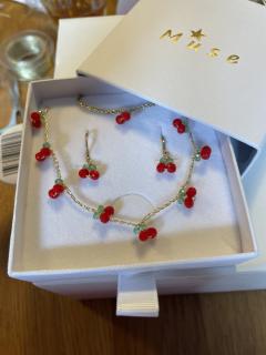 Coffret cadeau MUSE "Cherry" comprenant créoles, collier et bracelet assortis, bijoux faits main en perles rouges cerise, box artisanale idéale pour offrir avec élégance / MUSE "Cherry" geschenkbox met creolen, ketting en armband, handgemaakte juwelen met rode kersenparels, ambachtelijke box ideaal om te schenken / MUSE "Cherry" gift box with matching hoops, necklace and bracelet, handmade jewelry with cherry red beads, artisanal set perfect to offer with style