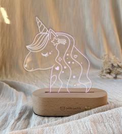 Veilleuse Licorne artisanale pour enfant – lumière LED douce sur socle en bois naturel – design évolutif et personnalisable – idée cadeau de naissance ou d’anniversaire par Carte Culotte, fait main en Belgique / Handgemaakte eenhoornlamp met zacht LED-licht en houten voet – evolutief en personaliseerbaar – Belgisch geschenk voor baby of kind / Handmade unicorn night light with warm LED and wooden base – custom name option – perfect Belgian gift for babies or kids by Carte Culotte