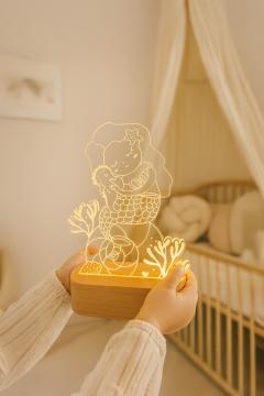 Veilleuse Sirène personnalisable – lumière LED douce et apaisante sur socle bois – univers féerique pour chambre d’enfant – artisanat belge par Carte Culotte / Sfeervol nachtlampje met zeemeermin – personaliseerbare naam – Belgisch handwerk door Carte Culotte / Mermaid night light for kids – customizable soft glow lamp – handmade in Belgium by Carte Culotte