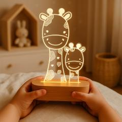 Veilleuse personnalisée motif girafe – lumière LED chaude – artisanat belge pour chambre d’enfant – idée cadeau magique Carte Culotte / Gepersonaliseerd nachtlampje giraaf – zachte LED-verlichting – Belgisch handwerk – Carte Culotte cadeau / Giraf design kids night light – wooden base and warm LED – custom gift by Carte Culotte Belgium