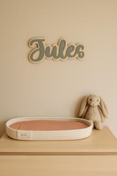 Décoration murale prénom “Jules” en bois et acrylique – fait main par Carte Culotte – design belge doux, coloré et durable pour chambre d’enfant / Muurdecoratie met naam “Jules” – Belgisch handwerk in hout en kleur – ideaal geboortecadeau / Custom wall name “Jules” – colorful wood and acrylic – handmade by Carte Culotte in Belgium – perfect for baby gift or nursery