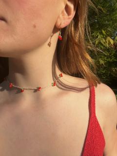 Collier ras-de-cou artisanal Cherry Choker signé MUSE, perles rouges façon cerise, élégant et tendance, parfait comme bijou d’été ou idée cadeau originale / Handgemaakte halsketting Cherry Choker van MUSE, rode kersenparels, elegant en trendy, ideaal als zomersieraad of origineel geschenk / Handmade Cherry Choker necklace by MUSE, with red cherry-like beads, stylish and unique, perfect summer jewelry or gift idea.