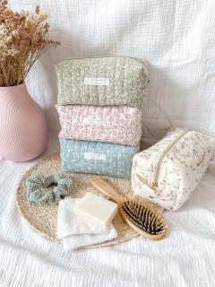 Photo de l'article Trousse de toilette matelassée imperméable écru – Motif végétal doux fait main
