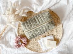 Photo de l'article Trousse de toilette matelassée kaki clair – Motif fleuri doux fait main, imperméable