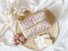 Photo de l'article Trousse de toilette matelassée lilas – Imperméable, motif fleuri fait main avec soin