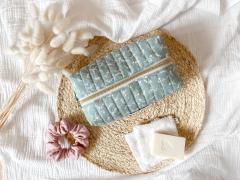 Photo de l'article Trousse de toilette matelassée bleu céladon – Motif floral artisanal, imperméable et élégant