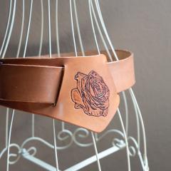Ceinture ventrale en cuir véritable faite main en Belgique – élégante et confortable, avec motif rose gravé artisanalement – accessoire unique pour valoriser la silhouette, cadeau original et raffiné / Handgemaakte buikriem van echt leer uit België – elegant en comfortabel, met met de hand gegraveerde rozenmotief – uniek accessoire om het silhouet te benadrukken / Handmade genuine leather belly belt from Belgium – elegant and comfortable, with hand-engraved rose design – unique accessory to enhance the silhouette and offer as a refined gift