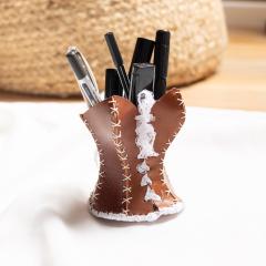Objet décoratif artisanal en cuir – corset élégant transformé en pot à crayons – création belge unique signée Epicuirienne – cuir travaillé à la main, design original / Handgemaakte lederen potloodhouder in korsetvorm – Belgisch design van Epicuirienne – stijlvol en functioneel ambachtelijk object / Handcrafted leather pencil holder – corset-shaped decor item by Epicuirienne – unique Belgian artisanal creation