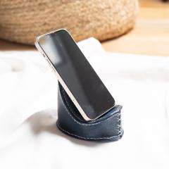 Support GSM téléphone en cuir artisanal – design pratique et raffiné – fabrication belge par Epicuirienne – accessoire de bureau haut de gamme en cuir véritable / Handgemaakte lederen telefoonhouder – Belgisch vakmanschap van Epicuirienne – praktisch en stijlvol bureau-accessoire / Premium leather phone stand – handcrafted in Belgium by Epicuirienne – stylish and functional office accessory