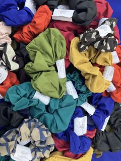 Pack mystère de chouchous zéro déchet – tissus colorés et recyclés – surprise artisanale cousue par Cumulus en Belgique – cadeau éco-responsable et fun à petit prix / Verrassingspakket met kleurrijke scrunchies – gerecycleerde stoffen – handgemaakt door Cumulus / Mystery pack of eco scrunchies – upcycled fabric – made with love in Belgium by Cumulus – surprise and sustainable joy on Wimzzi