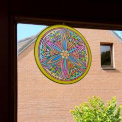 Panneau en soie circulaire peint à la main – motif mandala coloré et papillons – création unique signée Selkis – décoration poétique à suspendre / Raamdecoratie op zijden doek – handgeschilderde mandala en vlinders – unieke creatie van Selkis / Hand-painted silk window hanger – mandala & butterflies – one-of-a-kind art by Selkis – poetic gift from Belgium