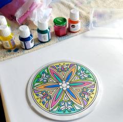 Panneau mural en soie 20 cm peint main – mandala multicolore & papillons – création artistique de Selkis – fait main en Belgique – déco zen et solaire / Zijden schilderij met mandala & vlinders – kleurrijk & handgemaakt door Selkis / Silk window mandala with butterflies – handcrafted in Belgium – vibrant meditative home art by Selkis – discover on wimzzi.com