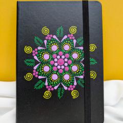 Carnet FSC A5 décoré à la main en Dot Art – Mandala coloré par Marie Marevoet – produit unique et écoresponsable, idéal pour écrire ou offrir / FSC-notitieboek A5 – met de hand beschilderd mandala Dot Art – uniek, lokaal en ecologisch geschenk / A5 eco-friendly notebook – hand-painted Dot Art mandala by Dotty Joyous Things – unique Belgian gift