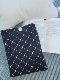 Pochette Échec géométrique – tissu graphique bleu nuit, pour tablette ou livre / Geometrische Échec hoes – nachtblauw motief, voor tablet of boek / Geometric Échec pouch – midnight blue pattern, for tablet or book