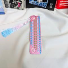 Photo de l'article Marque-page (signet) en bois avec "flochette" de couleur assortie - peint à la main en Dot Art