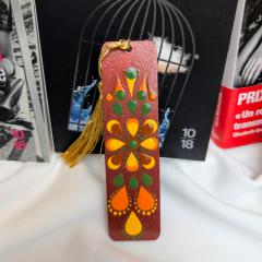 Photo de l'article Marque-page (signet) en bois avec "flochette" de couleur assortie - peint à la main en Dot Art