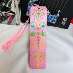 Photo de l'article Marque-page (signet) en bois avec "flochette" de couleur assortie - peint à la main en Dot Art