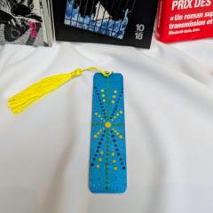 Photo de l'article Marque-page (signet) en bois avec "flochette" de couleur assortie - peint à la main en Dot Art