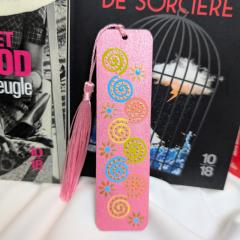 Photo de l'article Marque-page (signet) en bois avec "flochette" de couleur assortie - peint à la main en Dot Art