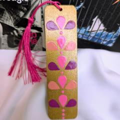 Photo de l'article Marque-page (signet) en bois avec "flochette" de couleur assortie - peint à la main en Dot Art