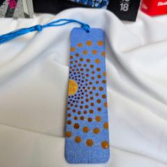 Photo de l'article Marque-page (signet) en bois avec "flochette" de couleur assortie - peint à la main en Dot Art