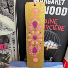 Photo de l'article Marque-page (signet) en bois avec "flochette" de couleur assortie - peint à la main en Dot Art