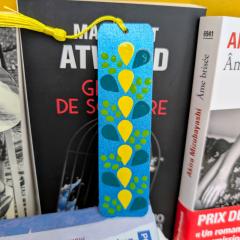 Photo de l'article Marque-page (signet) en bois avec "flochette" de couleur assortie - peint à la main en Dot Art