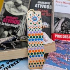 Photo de l'article Marque-page (signet) en bois avec "flochette" de couleur assortie - peint à la main en Dot Art