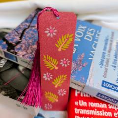 Photo de l'article Marque-page (signet) en bois avec "flochette" de couleur assortie - peint à la main en Dot Art